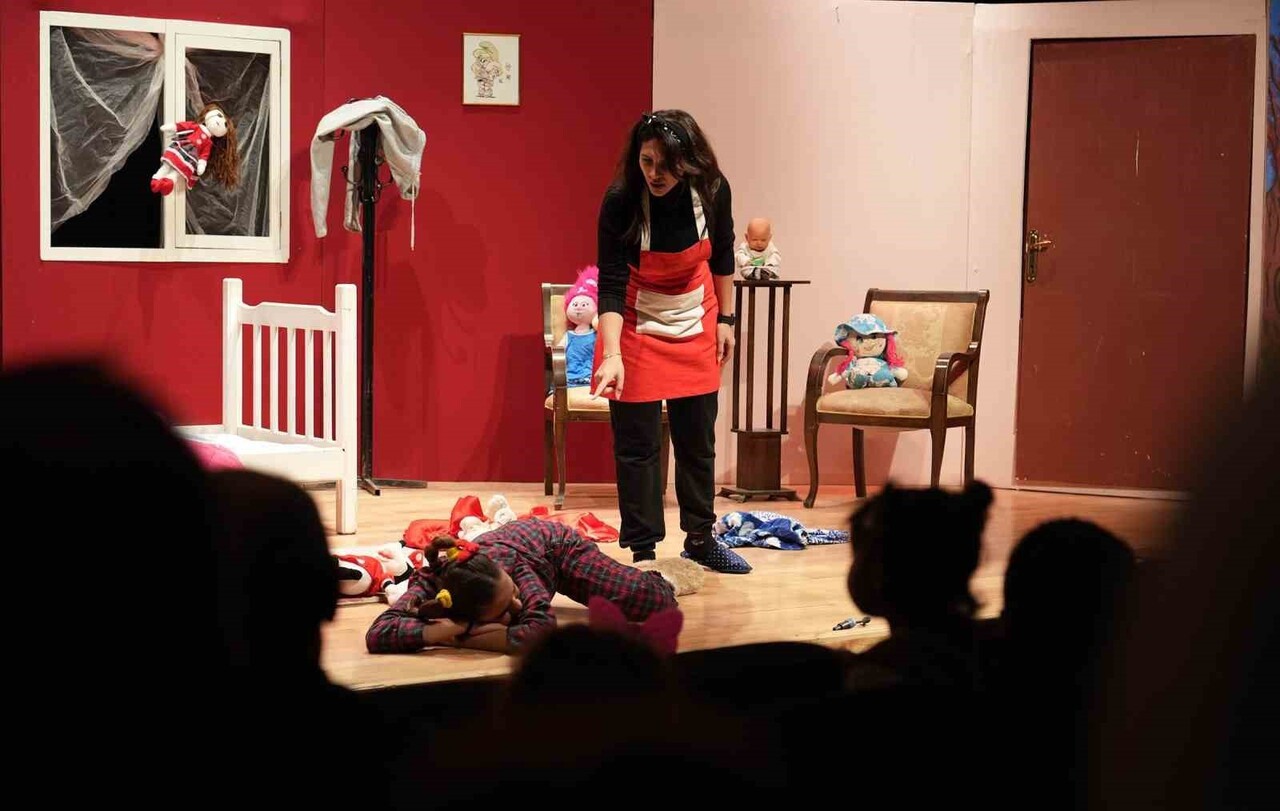 KEÇİÖREN BELEDİYESİ ŞEHİR TİYATROLARI'NIN NECİP FAZIL KISAKÜREK TİYATRO SALONU’NDA SAHNELEDİĞİ...