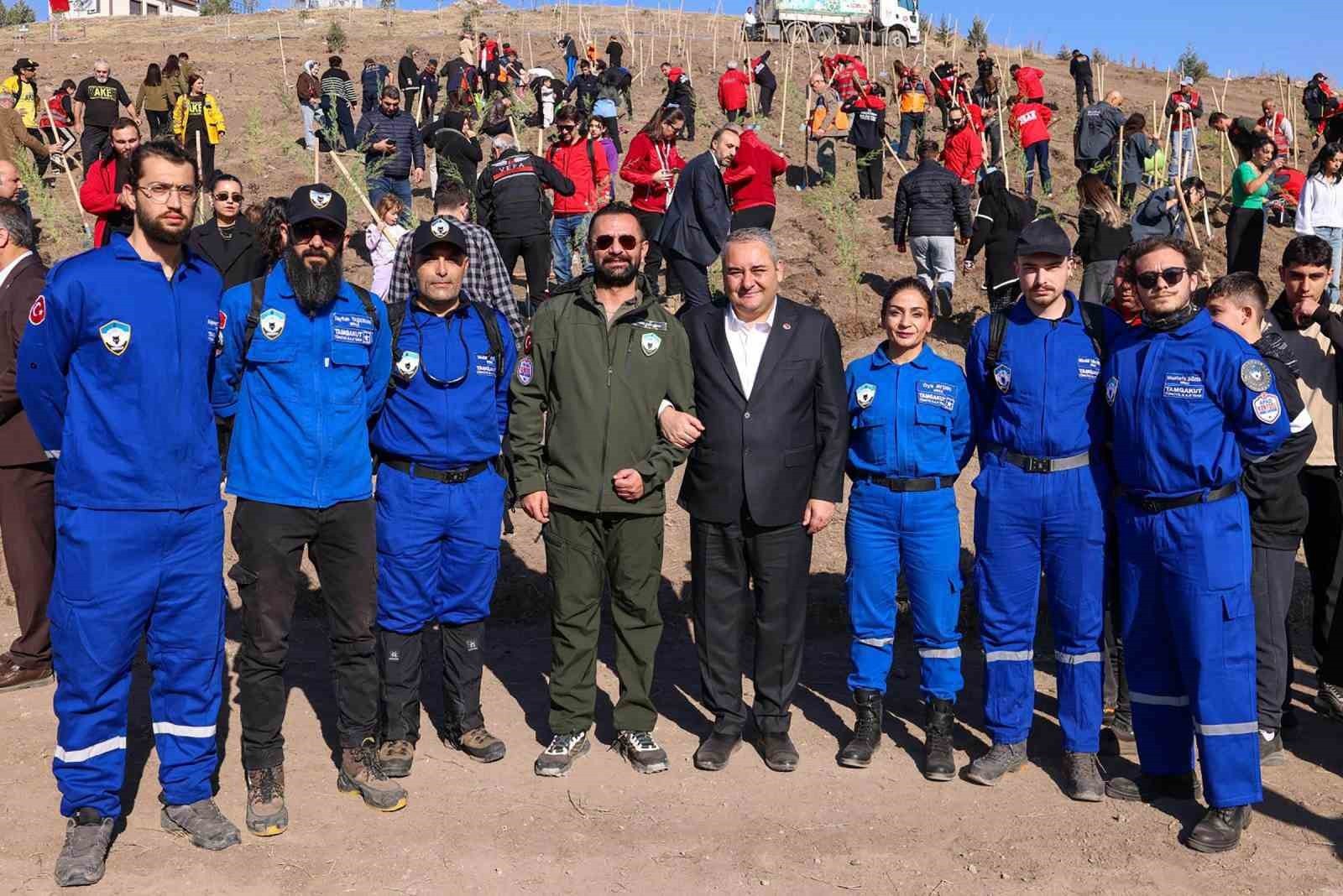 KEÇİÖREN’DE 11 KASIM MİLLİ AĞAÇLANDIRMA GÜNÜ’NDE FİDAN DİKİMİ ETKİNLİĞİ...