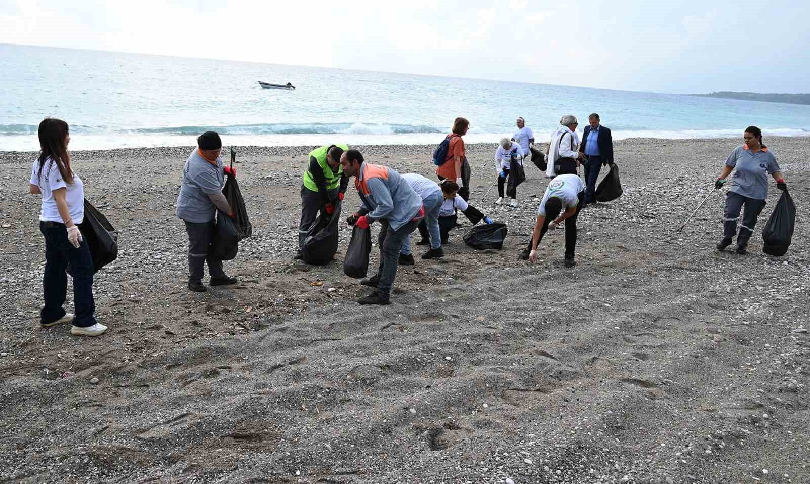 KEMER BELEDİYESİ TARAFINDAN "DAHA TEMİZ BİR KEMER" SLOGANIYLA ÇAMYUVA SAHİLİNDE TEMİZLİK ETKİNLİĞİ...