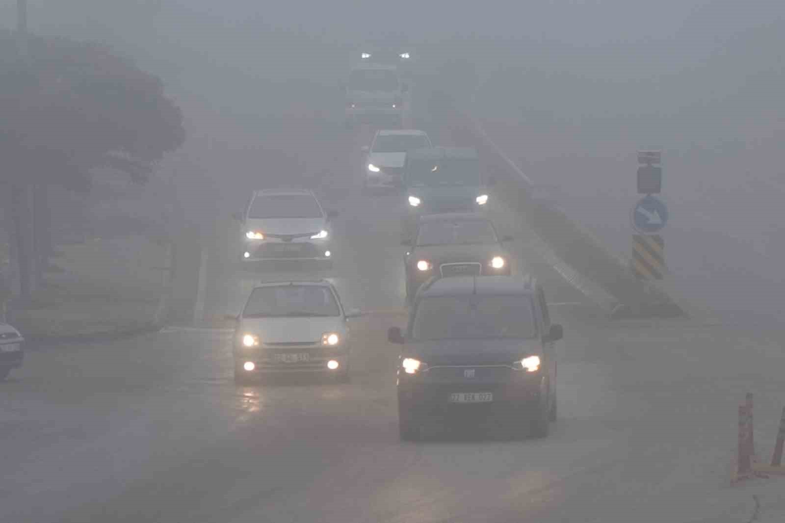 KENT MERKEZİNDE YOĞUN SİS ALTINDA TRAFİKTE İLERLEYEN ARAÇLAR