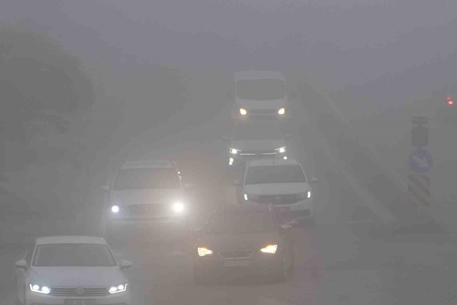 KENT MERKEZİNDE YOĞUN SİS ALTINDA TRAFİKTE İLERLEYEN ARAÇLAR