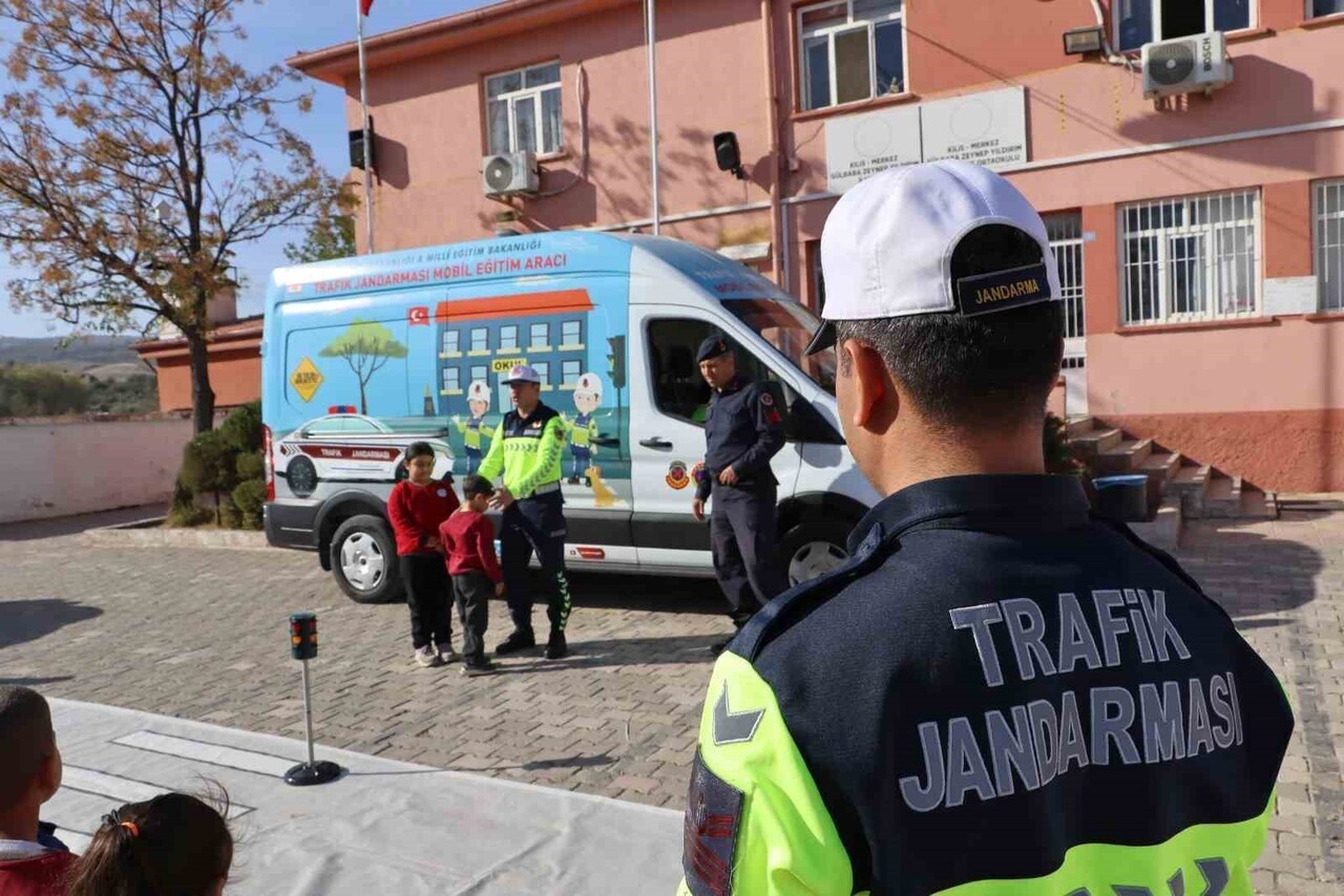 KİLİS’TE ÖĞRENCİLERE ‘MOBİL TRAFİK ARACI’ İLE TRAFİK EĞİTİMİ VERİLDİ