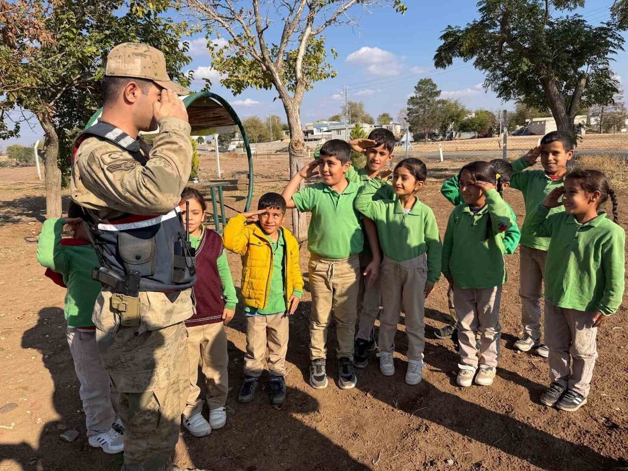 KİLİS’TE OKUL ÖNLERİ VE ÇEVRESİNDE GÜVENLİK VE TRAFİK TEDBİRLERİ ALINDI