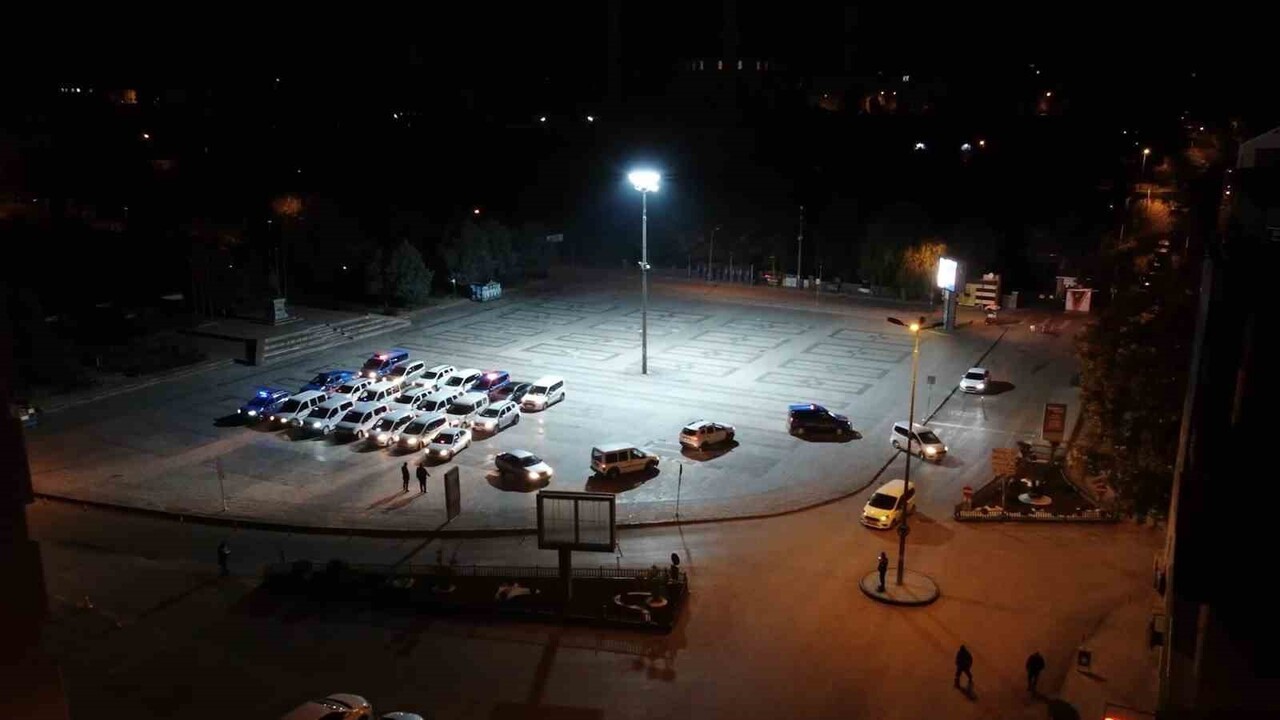 KIRIKKALE'DE POLİS VE JANDARMA EKİPLERİNİN EŞ ZAMANLI DÜZENLEDİĞİ 'ŞAFAK' OPERASYONUNDA...