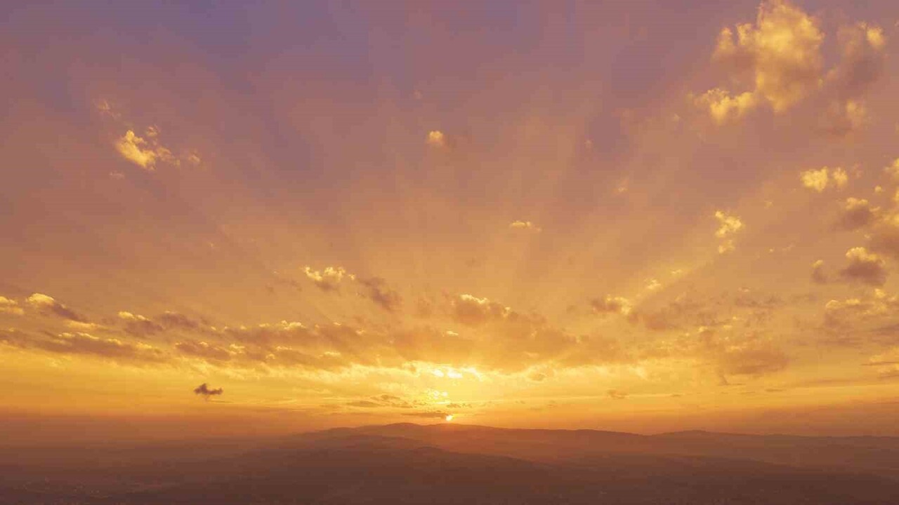 KIRIKKALE’DE GÜN BATIMINDA GÜNEŞİN UFUKTA OLUŞTURDUĞU TURUNCU IŞIKLAR, DAĞLARIN VE BULUTLARIN...