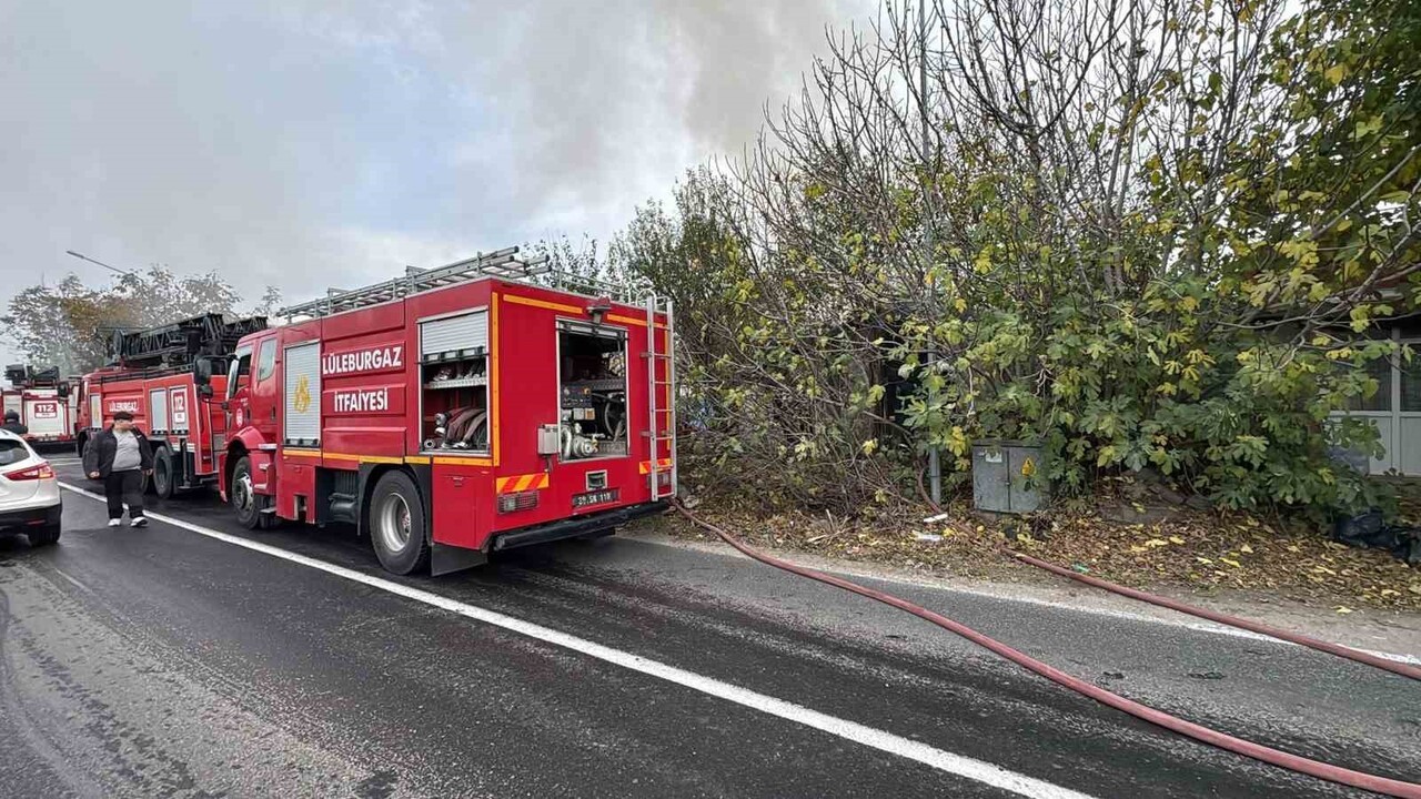 KIRKLARELİ'NİN LÜLEBURGAZ İLÇESİNDE METRUK BİR BİNADA ÇIKAN YANGIN, İTFAİYE EKİPLERİNCE...
