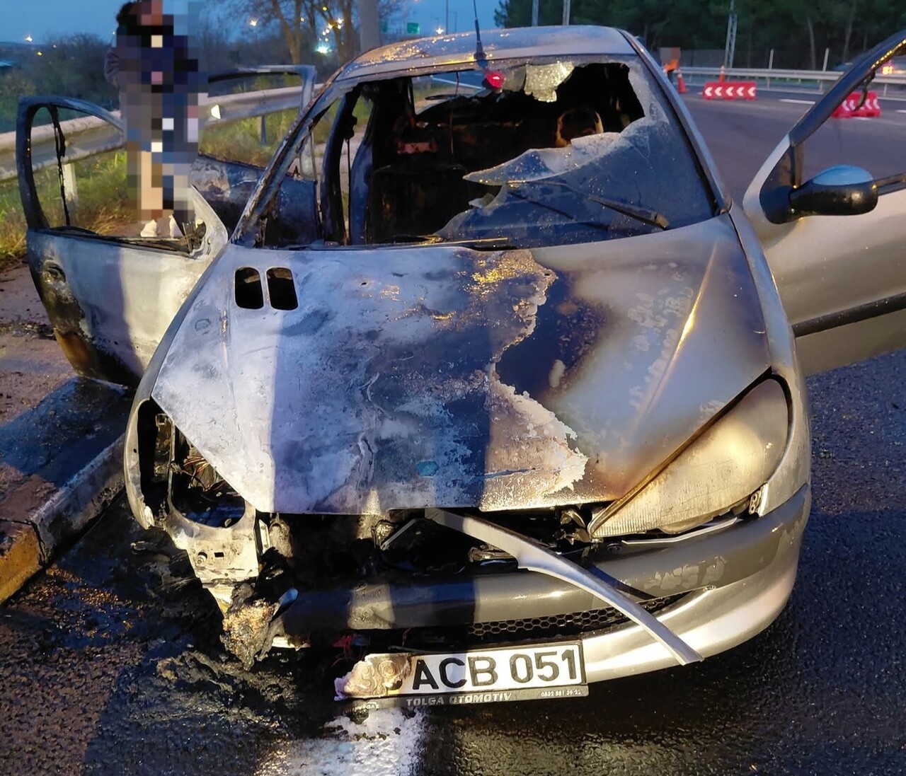 KIRKLARELİ'NİN LÜLEBURGAZ İLÇESİNDE SEYİR HALİNDEKİ BİR OTOMOBİLDE YANGIN ÇIKTI.