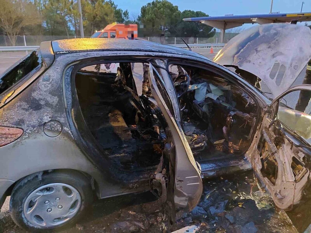 KIRKLARELİ'NİN LÜLEBURGAZ İLÇESİNDE SEYİR HALİNDEKİ BİR OTOMOBİLDE YANGIN ÇIKTI.