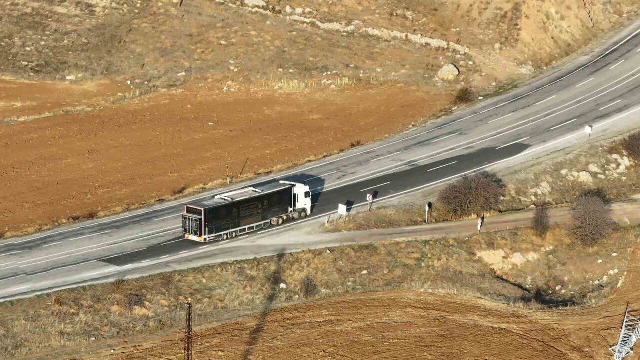 KIRSALDA YAŞAYAN ÇOCUKLARA SİNEMA KEYFİ YAŞATMAK İÇİN HAYATA GEÇİRİLEN GEZEN SİNEMA TIRI, SİVAS’IN...