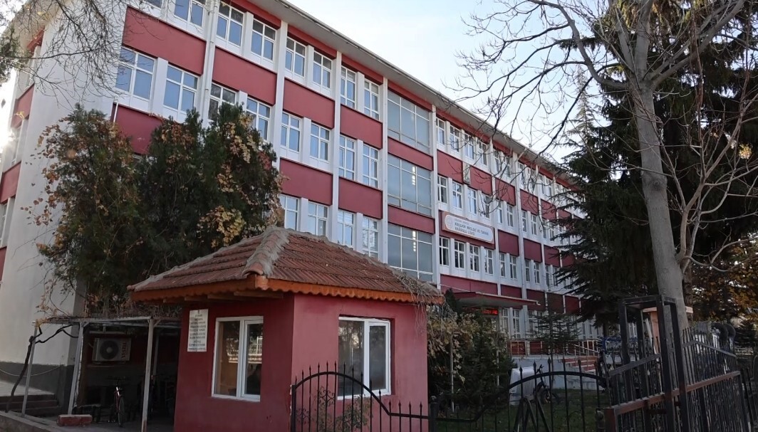 KIRŞEHİR’DE BAŞLATILAN "ASKIDA KANTİN" PROJESİYLE, İHTİYAÇ SAHİBİ ÖĞRENCİLERİN YANI SIRA AKADEMİK...