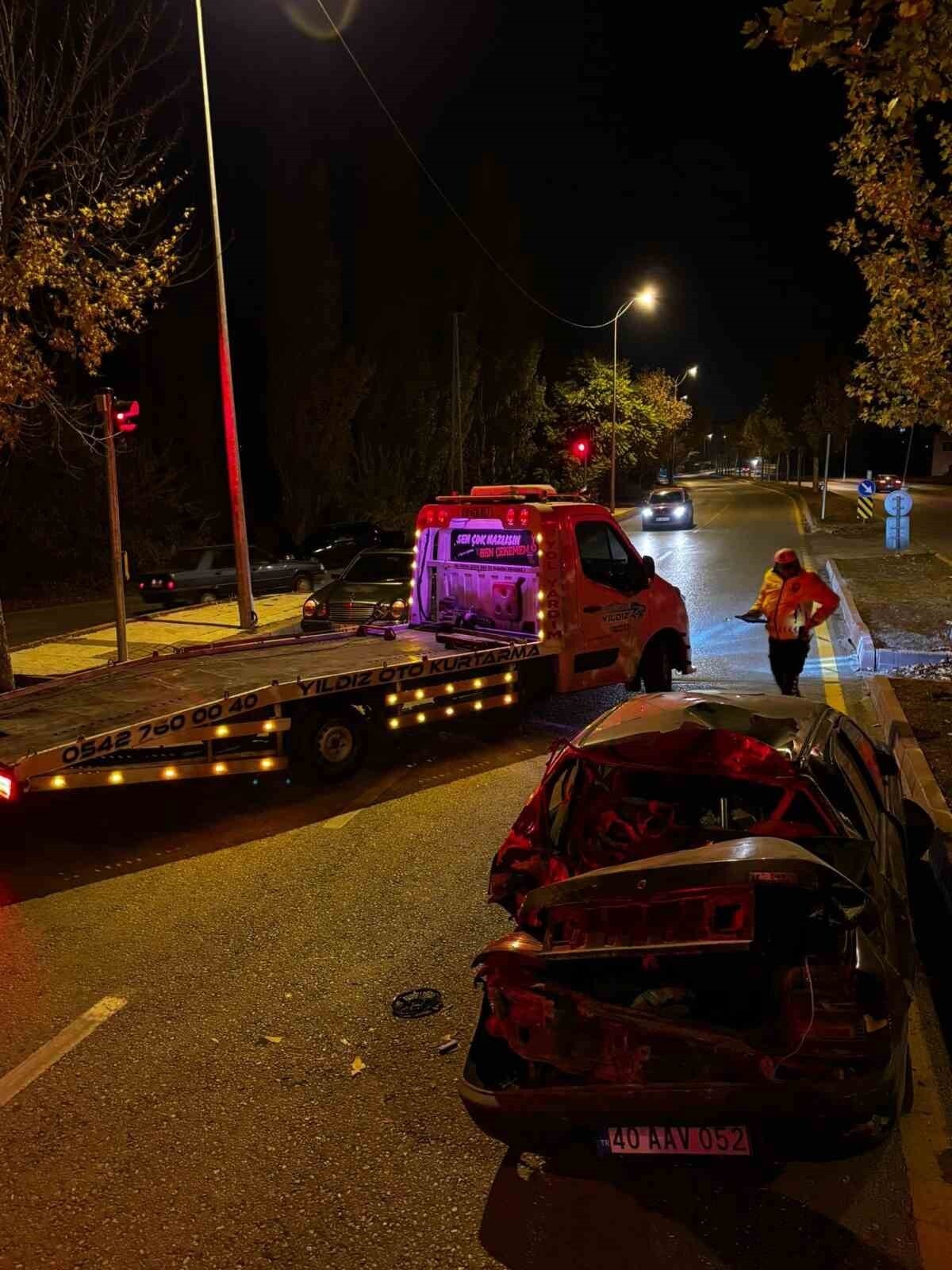 KIRŞEHİR’DE DİREKSİYON HAKİMİYETİNİ KAYBEDEN SÜRÜCÜ TAKLA ATTI BİR KİŞİ YARALANDI.