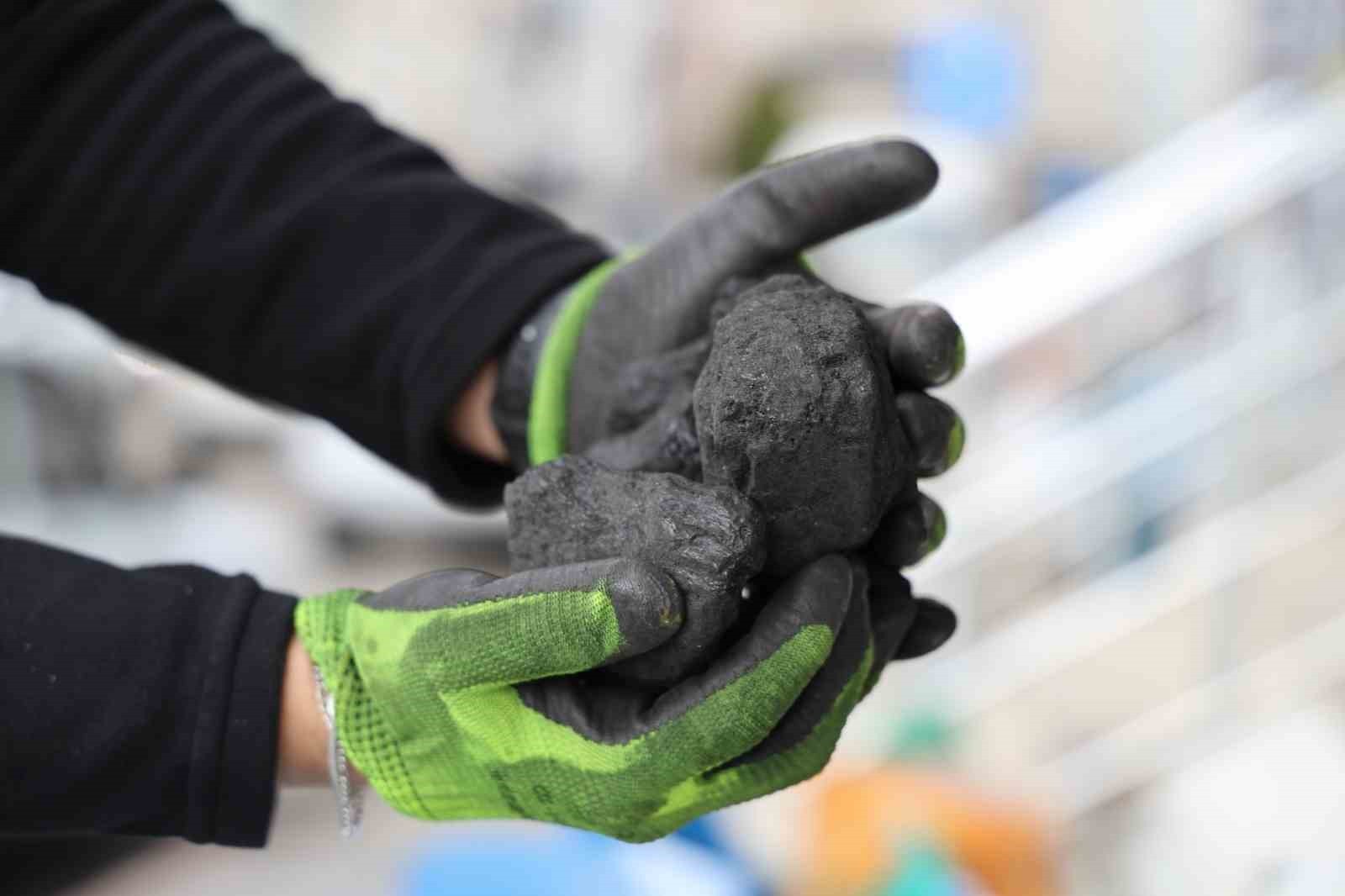 KIRŞEHİR’DE HAVALARIN SOĞUMAYA BAŞLAMASIYLA KÖMÜR SATIŞLARINDA GÖZLE GÖRÜLÜR ARTIŞ YAŞANDI. KENT...