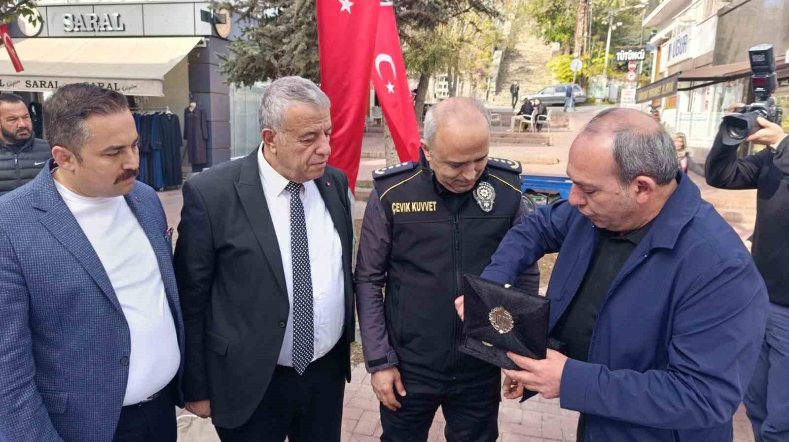 KIRŞEHİR İL EMNİYET MÜDÜRÜ MESUT GÖRÜCÜ, GÖREVE GELDİKTEN SONRA KENT MERKEZİNDE BULUNAN İKİNCİ...