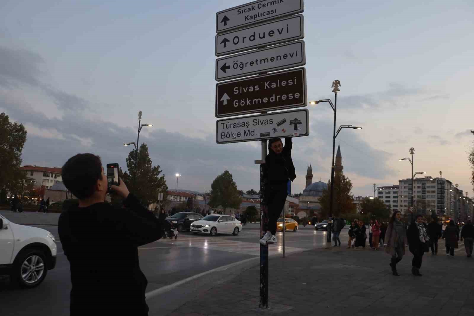 KIZILAY’DA BAŞLAYAN AKIM SİVAS’A SIÇRADI, AKIM GENÇLERİ İKİYE BÖLERKEN KİMİSİ SİVAS’I TEMSİL DEDİ...