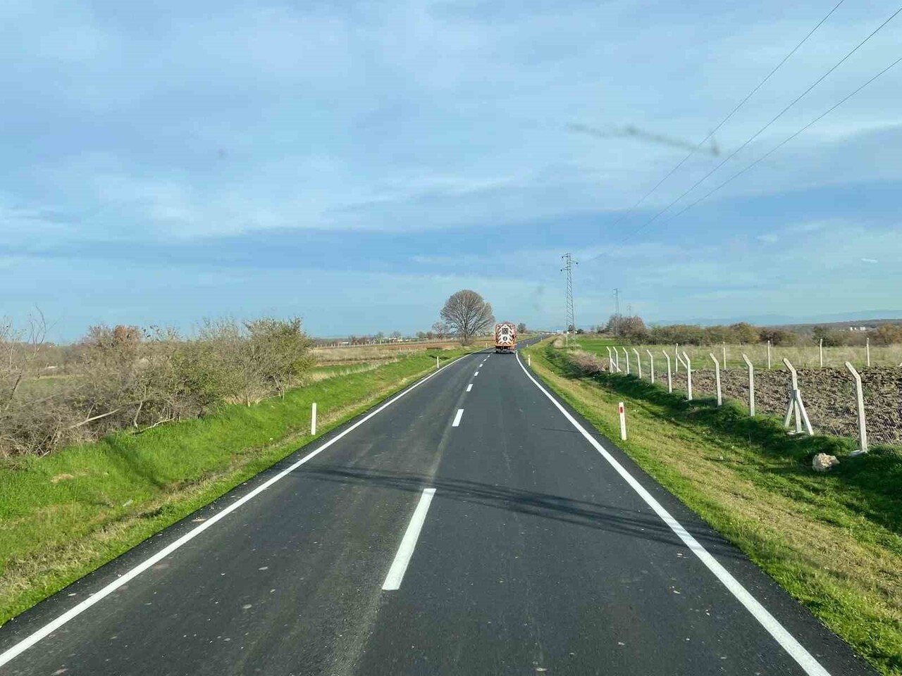 KIZILCIKDERE-DEVEÇATAĞI KÖY YOLUNDA YOL ÇİZGİ ÇALIŞMASI TAMAMLANDI.