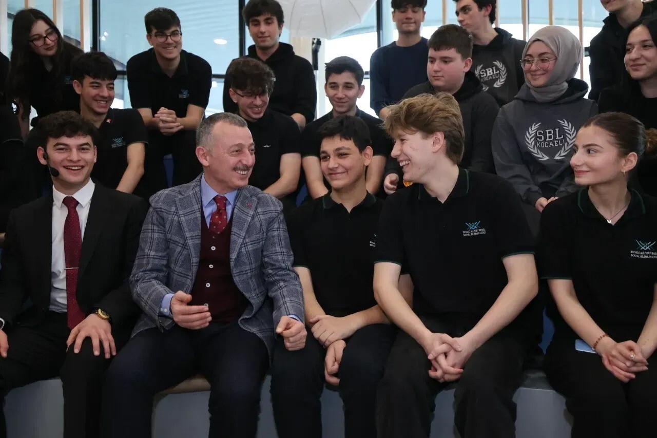 KOCAELİ'DE DAR GELİRLİ AİLELERE YÖNELİK YAKLAŞIK 30 BİN ÖĞRENCİYİ KAPSAYAN 392 MİLYON LİRALIK...