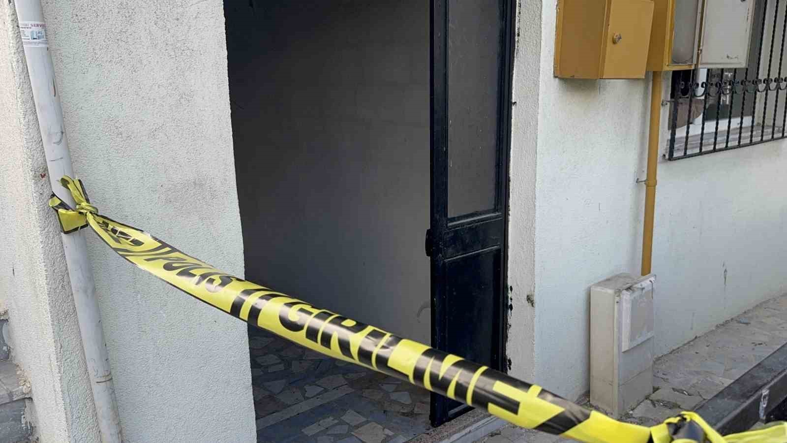 KOCAELİ'NİN ÇAYIROVA İLÇESİNDE EVDE ÇIKAN YANGINDA 2 YAŞINDAKİ ÇOCUK HAYATINI KAYBETTİ.