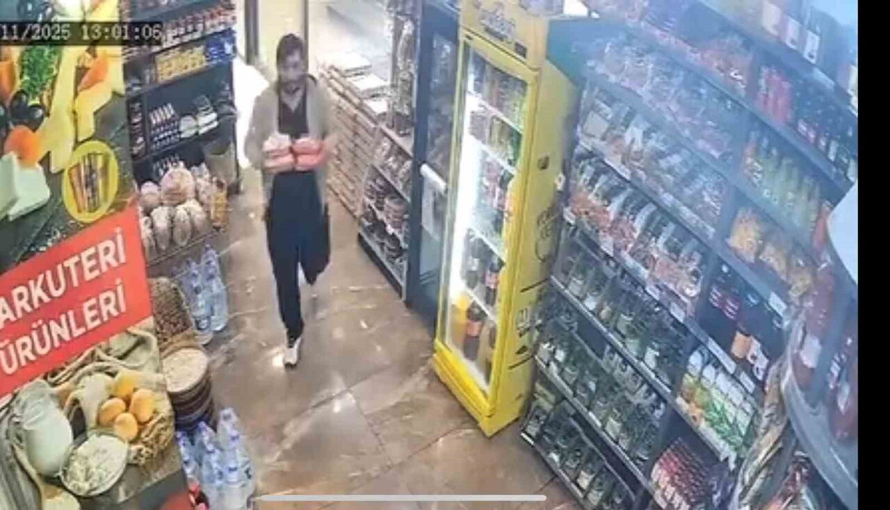 KOCAELİ'NİN ÇAYIROVA İLÇESİNDE KONTROLDEN ÇIKAN SUV TİPİ ARAÇ, CADDE ÜZERİNDEKİ ŞARKÜTERİYE DALDI....