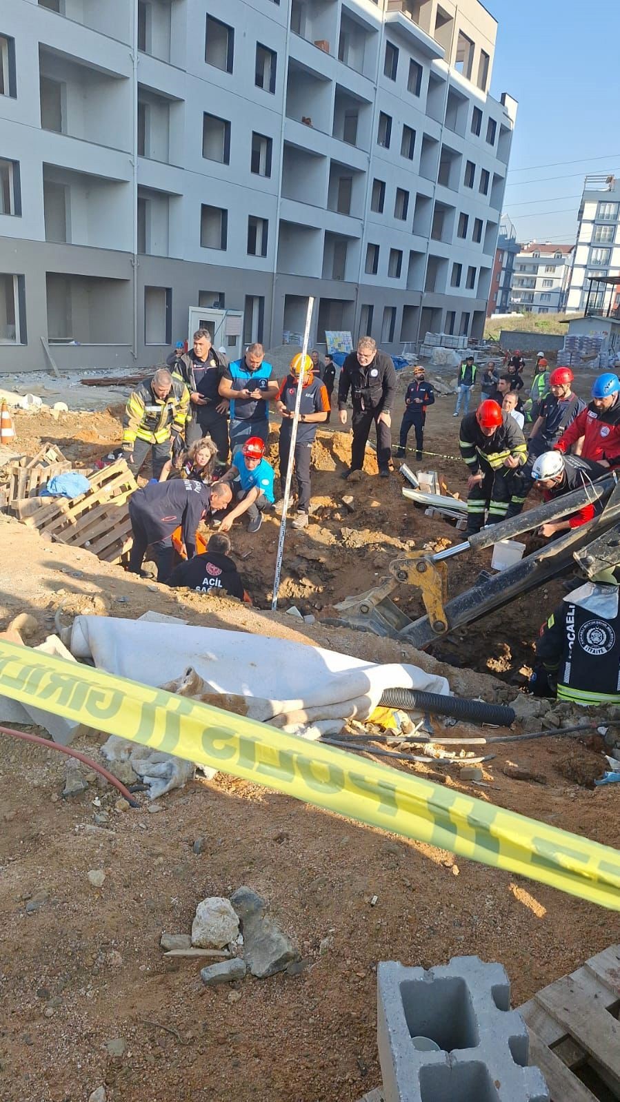 KOCAELİ'NİN ÇAYIROVA İLÇESİNDEKİ İNŞAAT ŞANTİYESİNDE MEYDANA GELEN TOPRAK KAYMASI SONUCU 1 İŞÇİ...