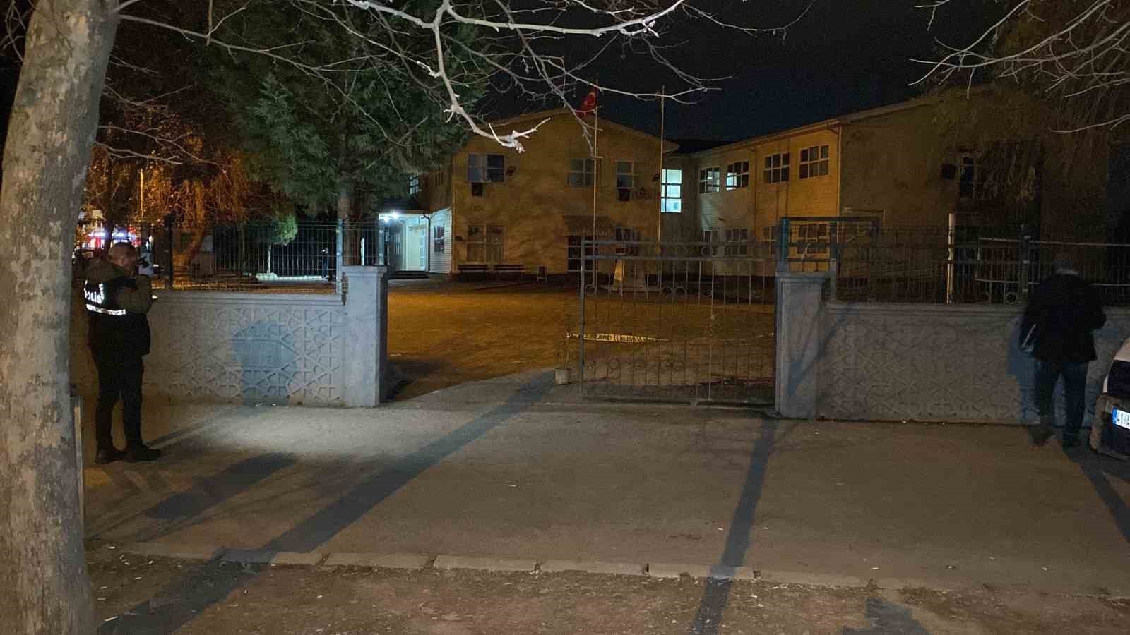 KOCAELİ'NİN DERİNCE İLÇESİNDE 33 YAŞINDAKİ ADAMIN, 7 YAŞINDAKİ OĞLUNU ALMAK İÇİN GELDİĞİ OKULUN...