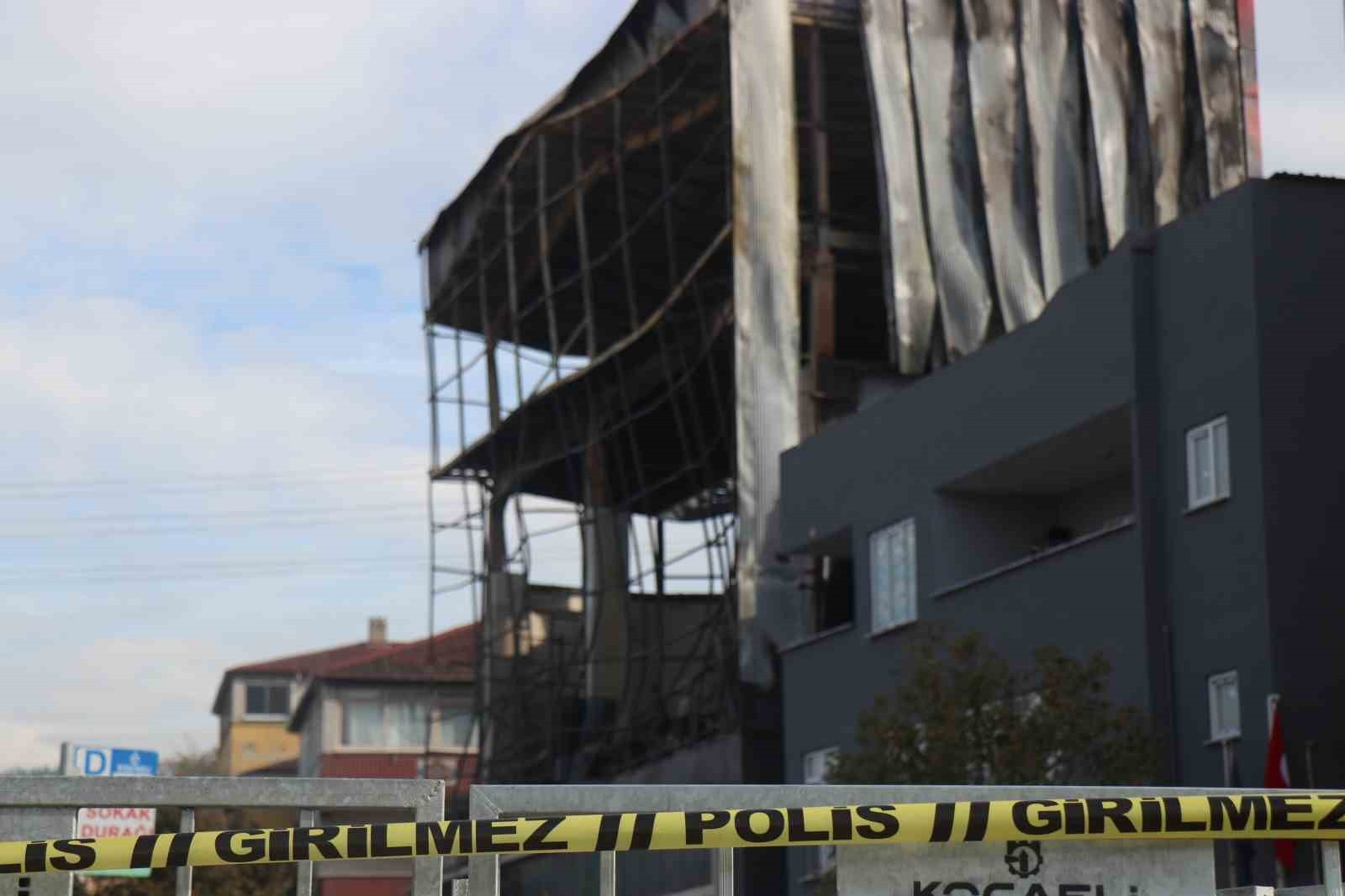 KOCAELİ'NİN DİLOVASI İLÇESİNDE 6 KİŞİNİN HAYATINI KAYBETTİĞİ PARFÜM DOLUM TESİSİNDEKİ YANGINA...