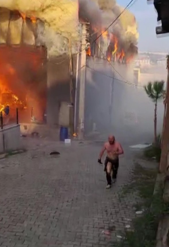 KOCAELİ'NİN DİLOVASI İLÇESİNDE BULUNAN BİR PARFÜM DOLUM FABRİKASINDA ÇIKAN YANGINDA 6 KİŞİ...