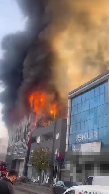 KOCAELİ'NİN DİLOVASI İLÇESİNDE BULUNAN İŞ YERİNDE YANGIN ÇIKTI, BÖLGEYE ÇOK SAYIDA EKİP SEVK...