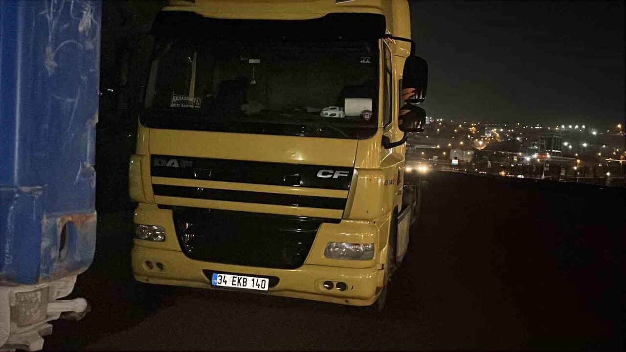 KOCAELİ'NİN DİLOVASI İLÇESİNDE, D-100 KARA YOLUNUN MİMAR SİNAN MAHALLESİ MEVKİSİNDEKİ FECİ KAZADA...