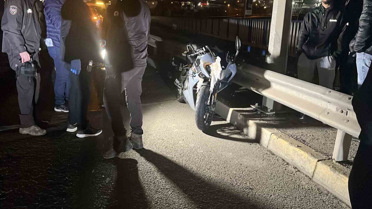 KOCAELİ'NİN DİLOVASI İLÇESİNDE, D-100 KARA YOLUNUN MİMAR SİNAN MAHALLESİ MEVKİSİNDEKİ FECİ KAZADA...