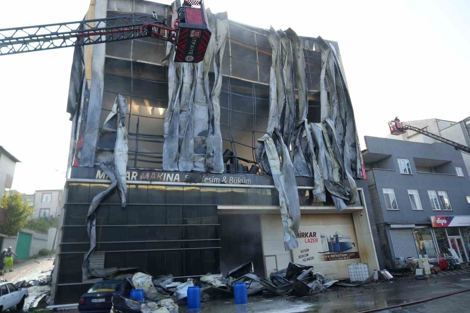 KOCAELİ'NİN DİLOVASI İLÇESİNDE PARFÜM DOLUM TESİSİNDE ÇIKAN YANGININ AKARYAKIT İSTASYONUNA SİRAYET...