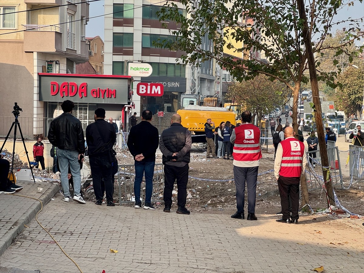 Kocaeli'nin Gebze ilçesinde çöken 7 katlı binanın enkazının kaldırıldığı ve bazı binaların tedbir...