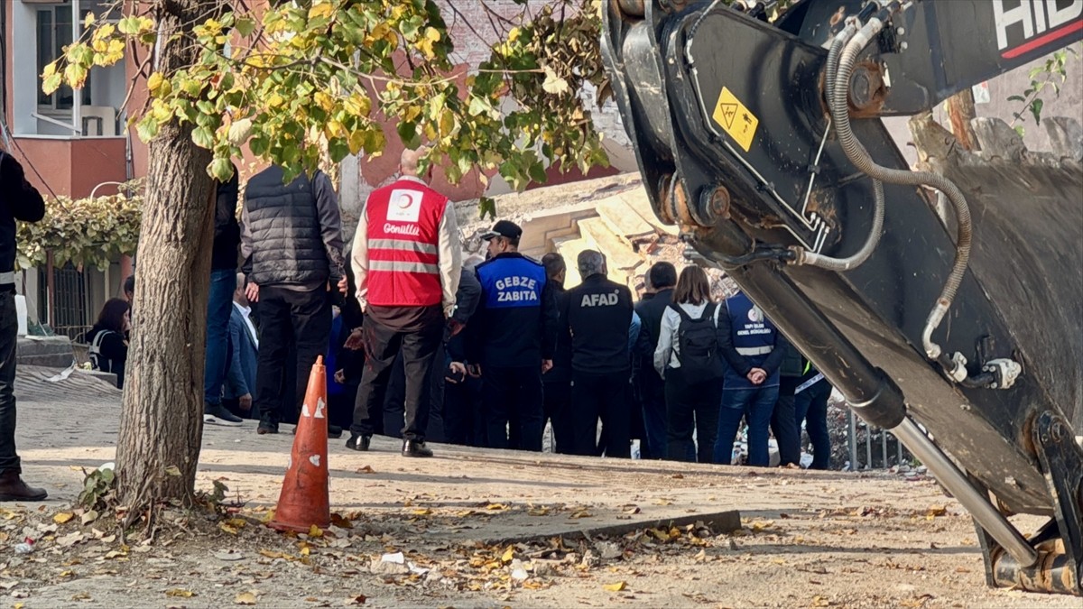 Kocaeli'nin Gebze ilçesinde çöken 7 katlı binanın enkazının kaldırıldığı ve bazı binaların tedbir...