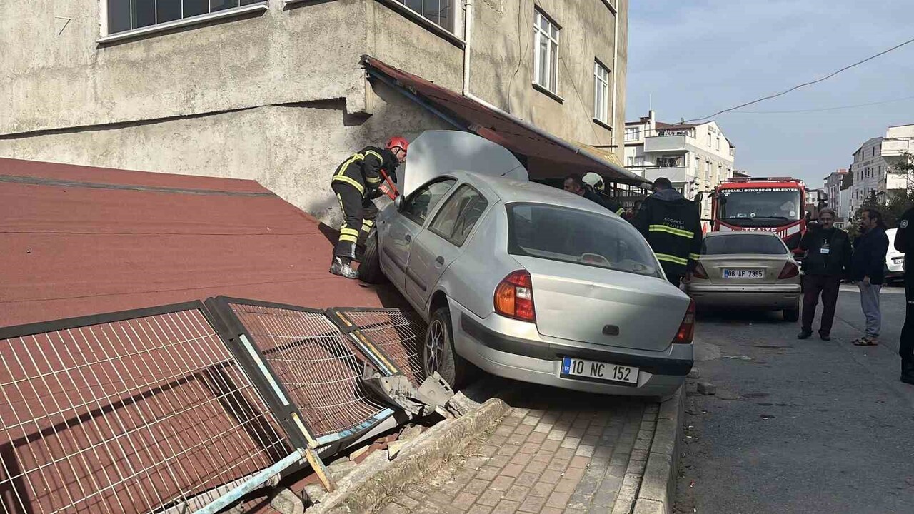 KOCAELİ'NİN GEBZE İLÇESİNDE SÜRÜCÜSÜNÜN DİREKSİYON HAKİMİYETİNİ KAYBETTİĞİ OTOMOBİL ÖNCE PARK...