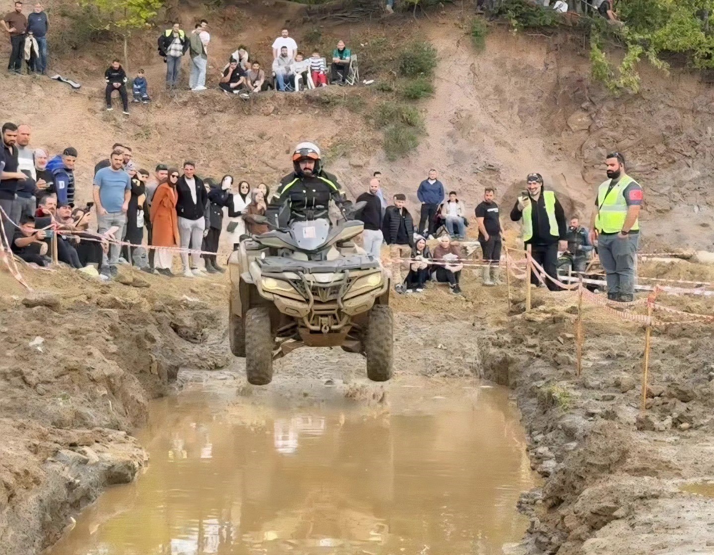 KOCAELİ'NİN GÖLCÜK İLÇESİNDE DÜZENLENEN TÜRKİYE 2. GELENEKSEL ATV YARIŞLARI, ZORLU PARKURDA NEFES...