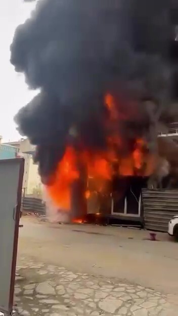 KOCAELİ'NİN İZMİT İLÇESİNDE İNŞAAT ALANI ÖNÜNDE BULUNAN İŞÇİ KONTEYNERİ ALEV ALARAK TAMAMEN...
