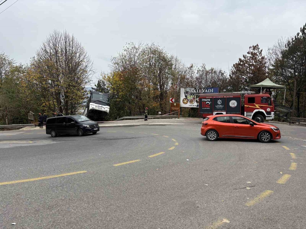 KOCAELİ'NİN KARTEPE İLÇESİNDE PARK HALİNDEYKEN HAREKET EDEN TUR OTOBÜSÜ BARİYERİ AŞIP ŞARAMPOLE...