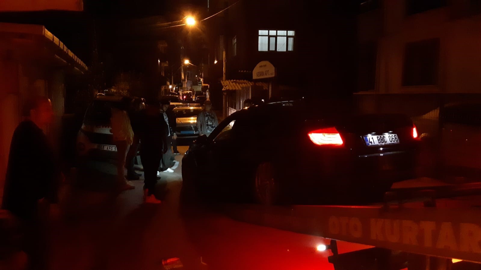 KOCAELİ'NİN KÖRFEZ İLÇESİNDE BİR ŞAHIS, LÜKS OTOMOBİLİNİN İÇİNDE DEFALARCA BIÇAKLANDI. YARALI...