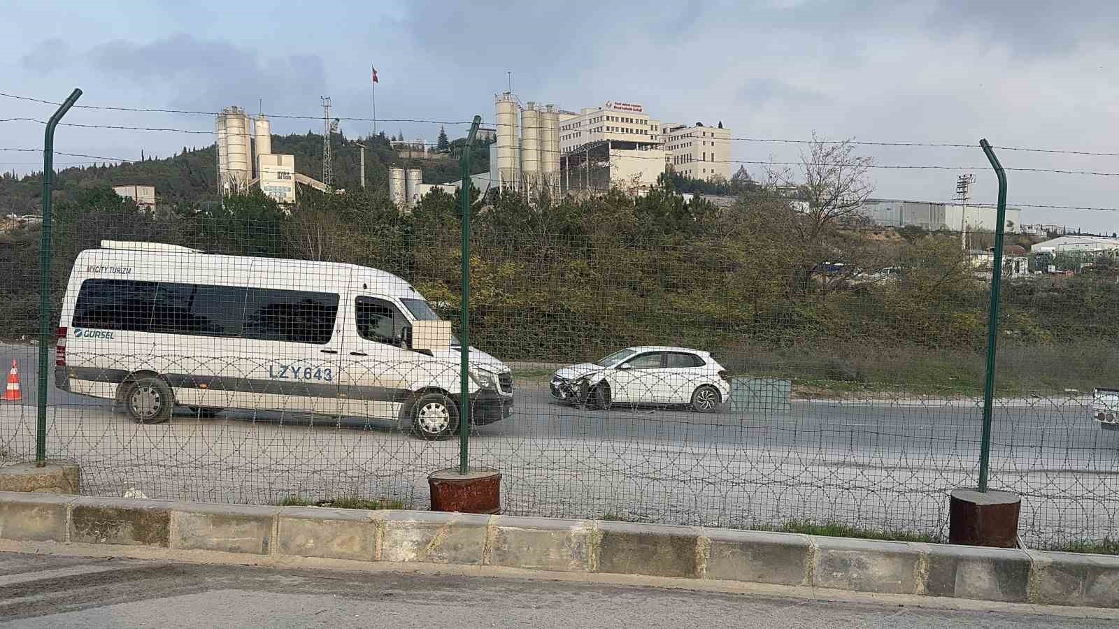 KOCAELİ’DE OTOMOBİL VE OKUL SERVİSİ ÇARPIŞTI 1 KİŞİ YARALANDI.