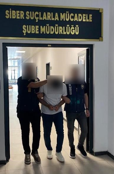 KOCAELİ’DE SOSYAL MEDYA ÜZERİNDEN KİMLİK BİLGİLERİNİ ELE GEÇİRİP SAHTE KREDİ KARTI ÇIKARAN 3...