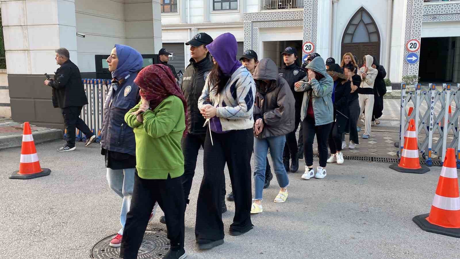 KOCAELİ MERKEZLİ 11 İLDE, İNTERNET ÜZERİNDEN SAHTE "BUNGALOV KİRALAMA" İLANI VEREREK NİTELİKLİ...