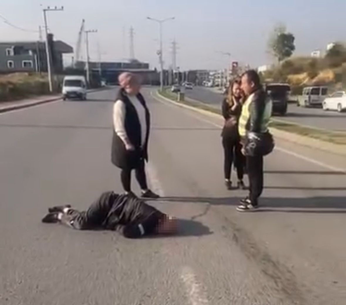 KOCAELİ’NİN ÇAYIROVA İLÇESİNDE KONTROLDEN ÇIKAN OTOMOBİL, YAYALARA ÇARPARAK REFÜJE ÇIKTI. MEYDANA...