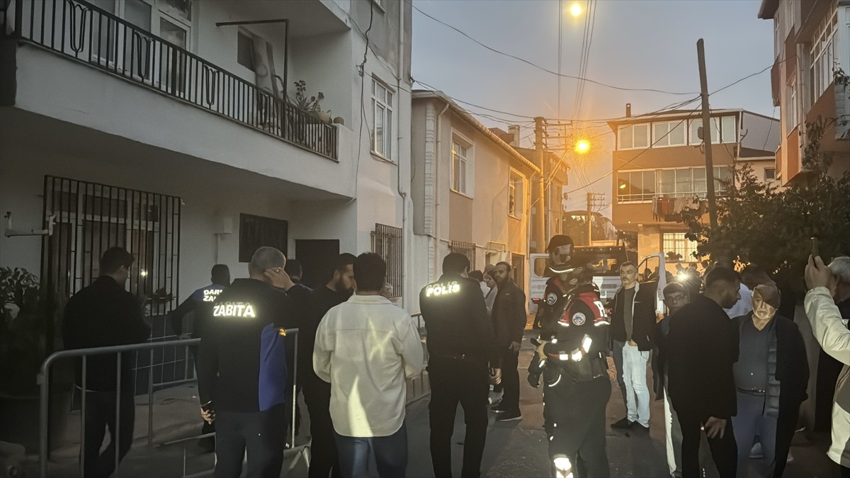 Kocaeli’nin Darıca ilçesinde 3 katlı bina, kolonlarında çatlak oluştuğu gerekçesiyle tedbir...