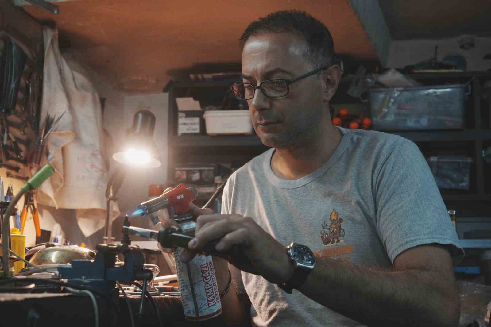 KOCAELİ’NİN DERİNCE İLÇESİNDE YAŞAYAN EMEKLİ METAL İŞÇİSİ ENDER SAMSA, ÇOCUKLUK YILLARINDA...