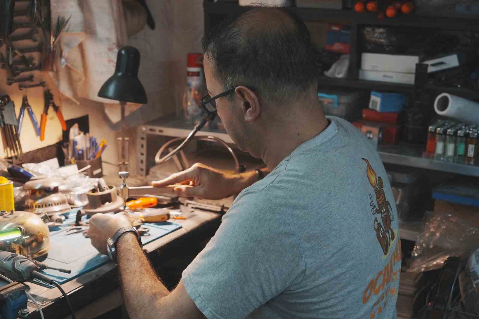 KOCAELİ’NİN DERİNCE İLÇESİNDE YAŞAYAN EMEKLİ METAL İŞÇİSİ ENDER SAMSA, ÇOCUKLUK YILLARINDA...