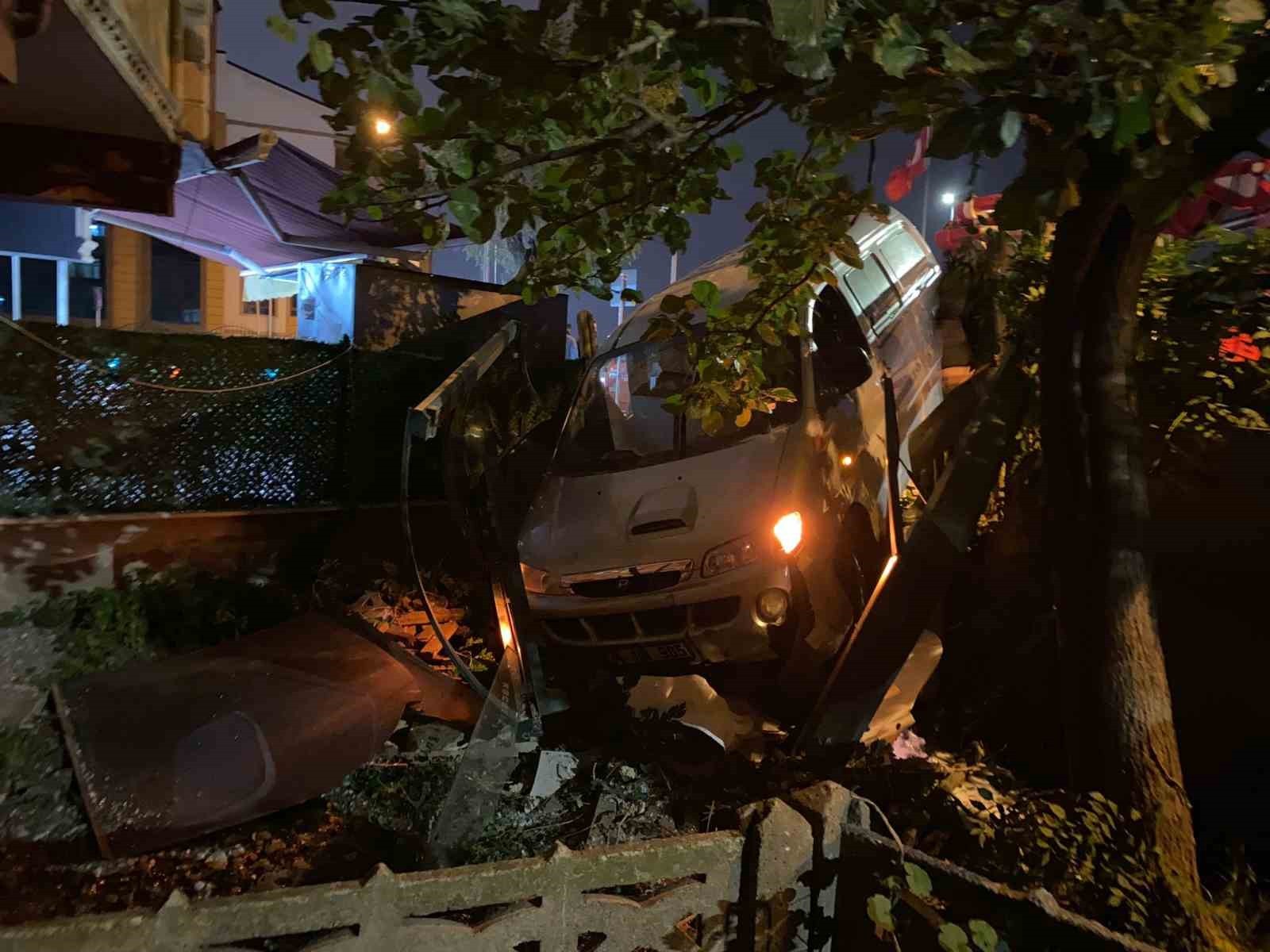 KOCAELİ’NİN KÖRFEZ İLÇESİNDE MEYDANA GELEN TRAFİK KAZASINDA İKİ ARAÇ KAFA KAFAYA ÇARPIŞTI....