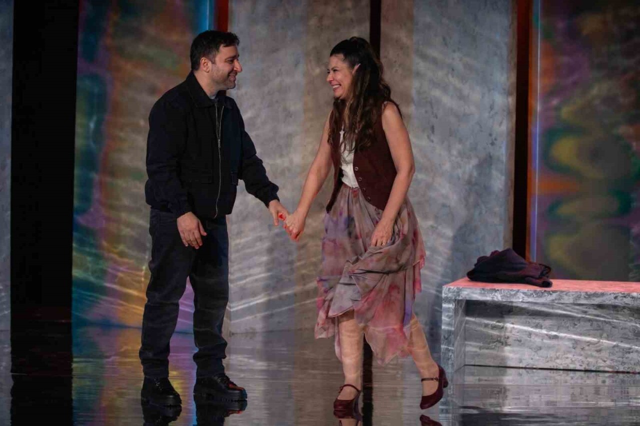 KOCAELİ ŞEHİR TİYATROLARI’NIN HAFIZAYA, AŞKA VE ZAMANA DOKUNAN YENİ OYUNU "UNUTMAK" SEYİRCİYLE...