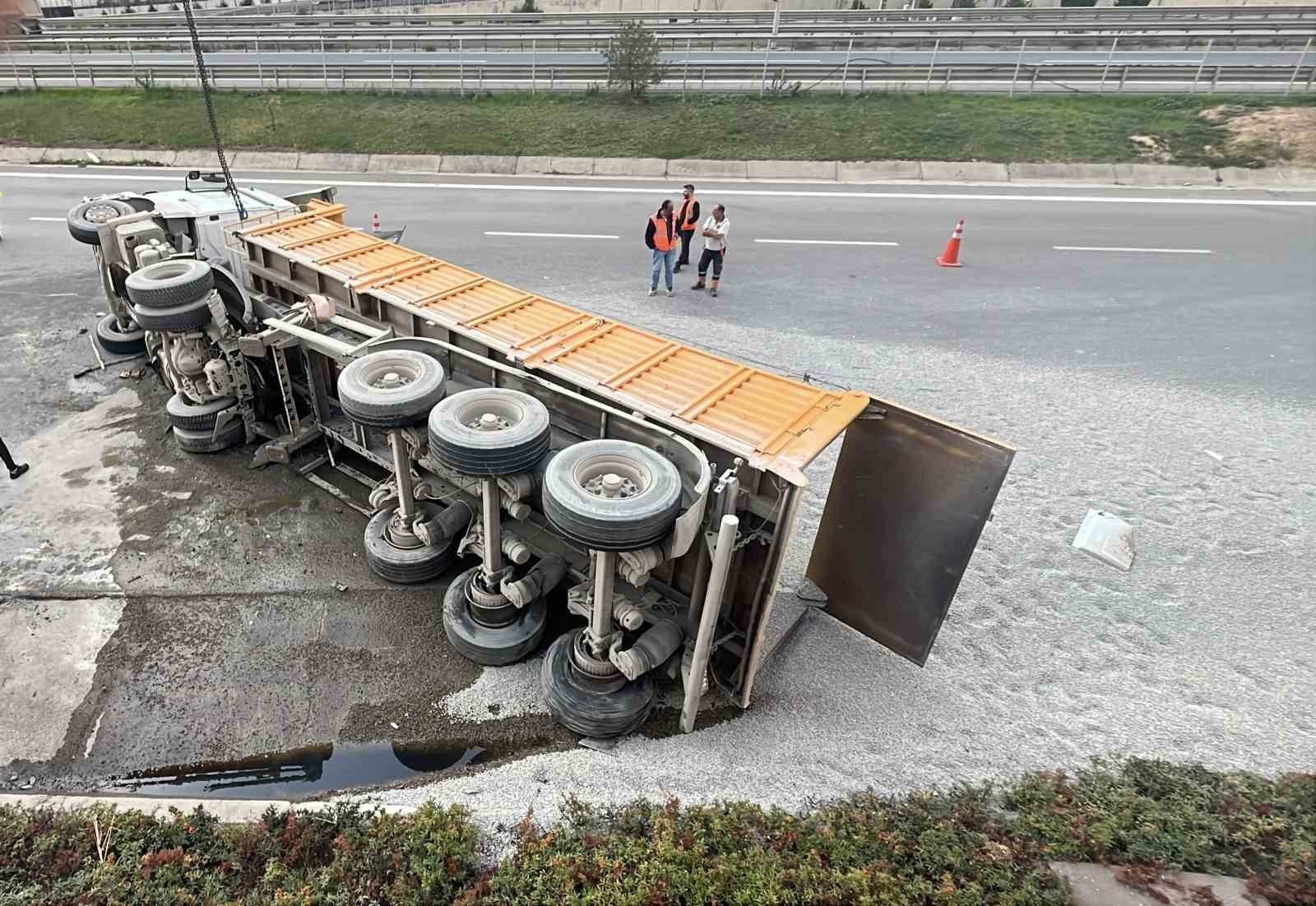 KOCAELİ TEM OTOYOLU'NDA KONTROLDEN ÇIKAN MICIR YÜKLÜ KAMYON DEVRİLDİ. SÜRÜCÜ YARALANIRKEN, KAPANAN...
