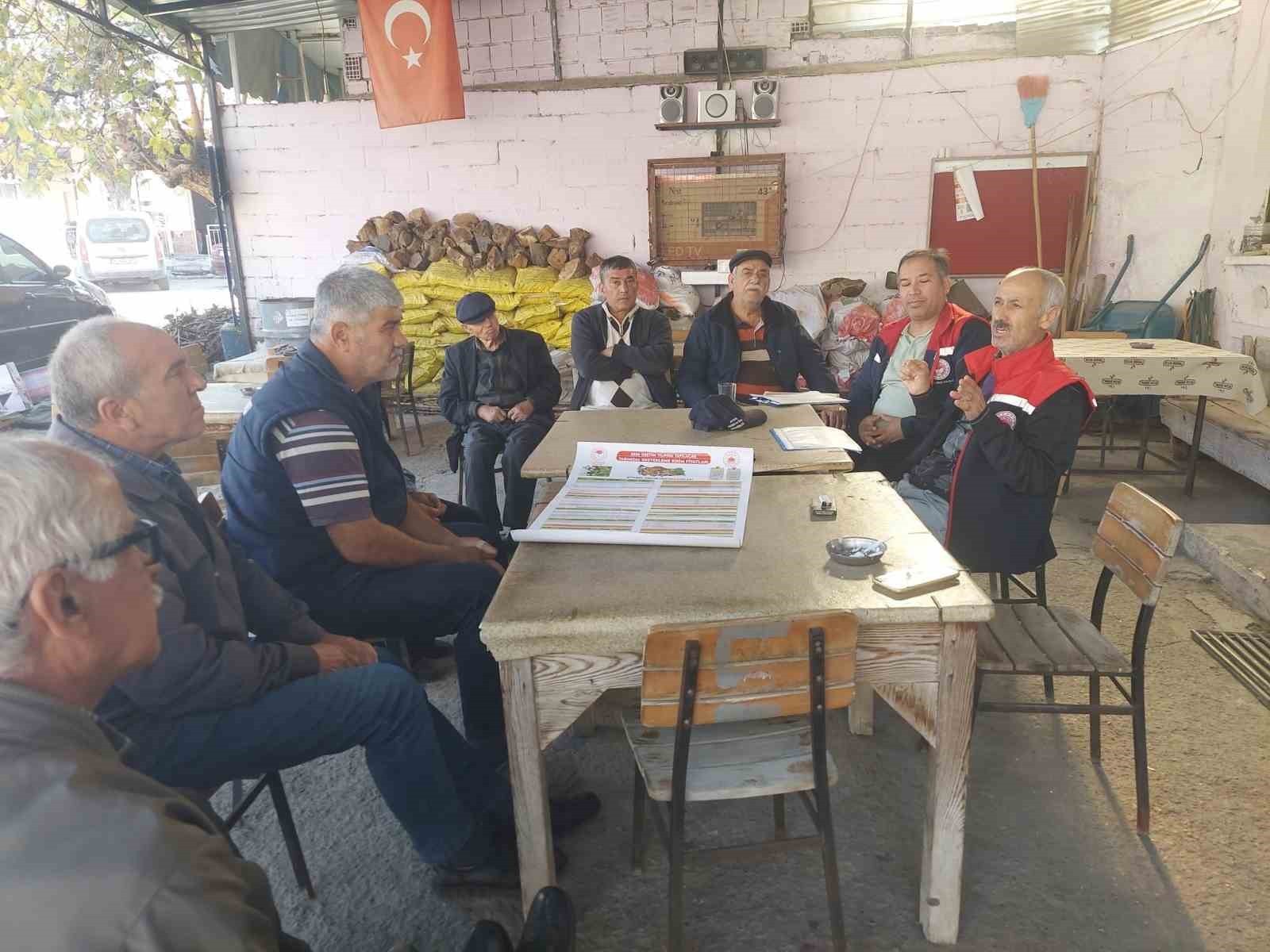 KOÇARLI İLÇE TARIM VE ORMAN MÜDÜRLÜĞÜ EKİPLERİ, ÜRETİCİLERİN AYAĞINA GİDEREK HEM HASTALIKLARLA...