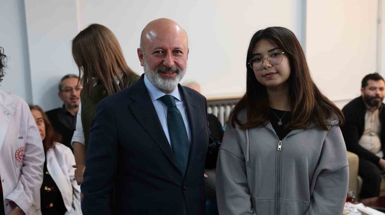 KOCASİNAN BELEDİYE BAŞKANI AHMET ÇOLAKBAYRAKDAR’IN, 2017 YILINDA 9 YAŞINDAKİ BERİL İLE BİRLİKTE...