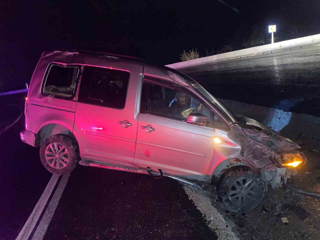 KONTROLDEN ÇIKAN ARAÇ TRAFİK LEVHALARINA ÇARPTI: 2 YARALI